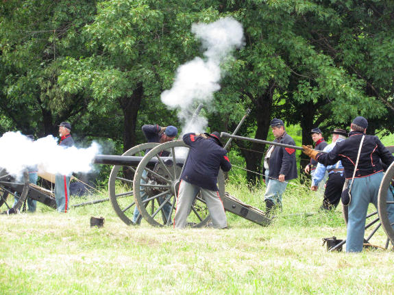 A Company K crew fires its Parrott rifle during the Sunday battle at the 2014 event at Pittsfield, IL.